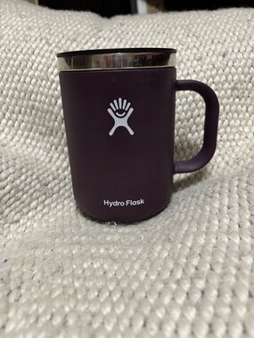 EUC 24 oz Hydro Flask Insulated Mug in BeachPlum purple. Only used 1-2x.